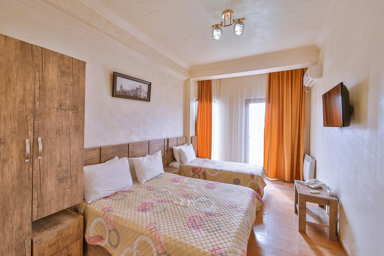 Royal Hotel Батуми Экстерьер фото