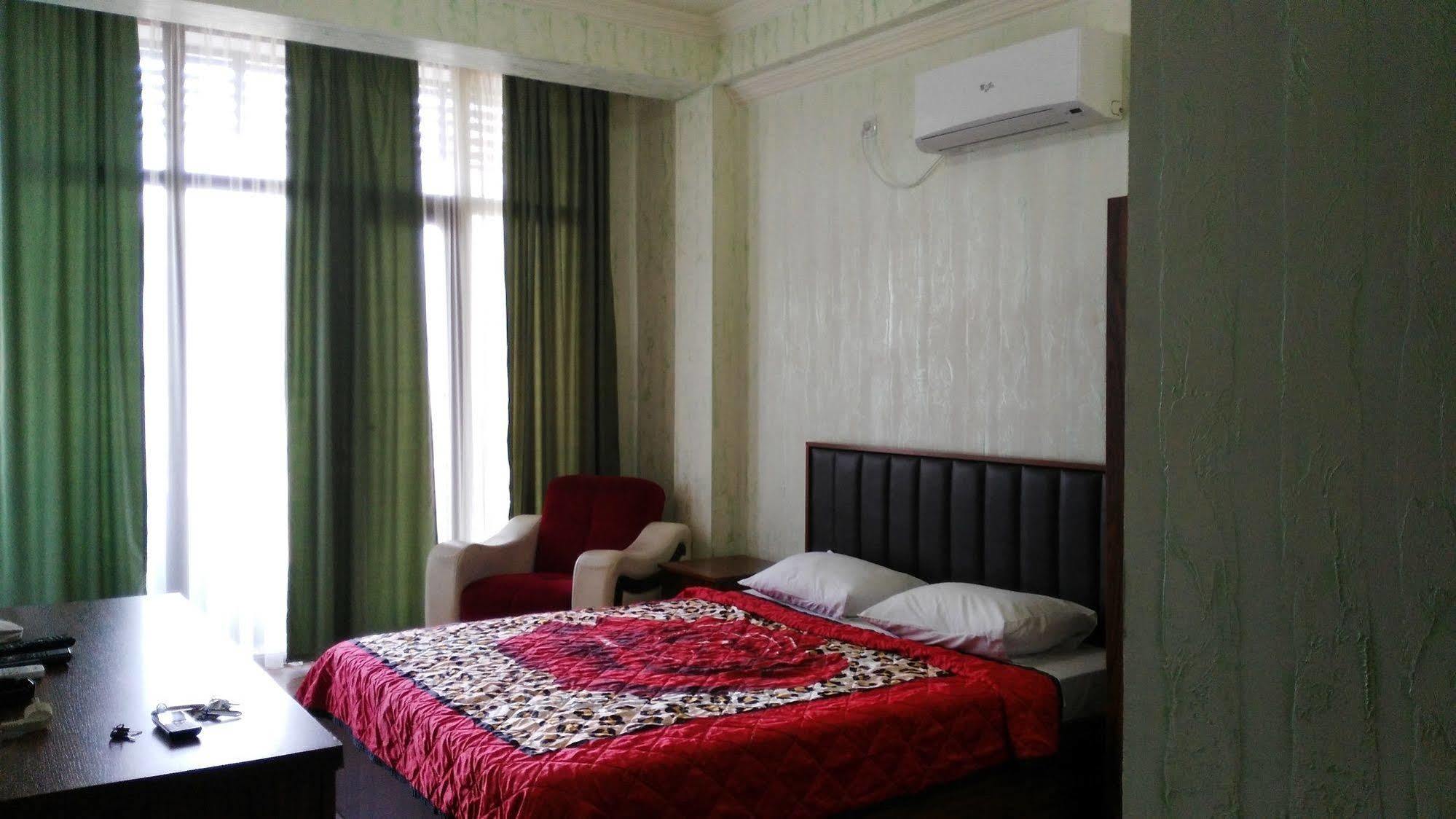 Royal Hotel Батуми Экстерьер фото